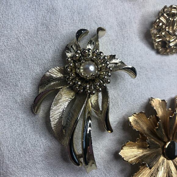 VIntage lot of 9 Brooches Pins and clip on earrings Gold Tone - Picture 12 of 16